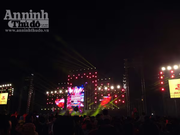 Không khí hân hoan chào đón năm mới 2016 trên khắp mọi miền Tổ quốc ảnh 33