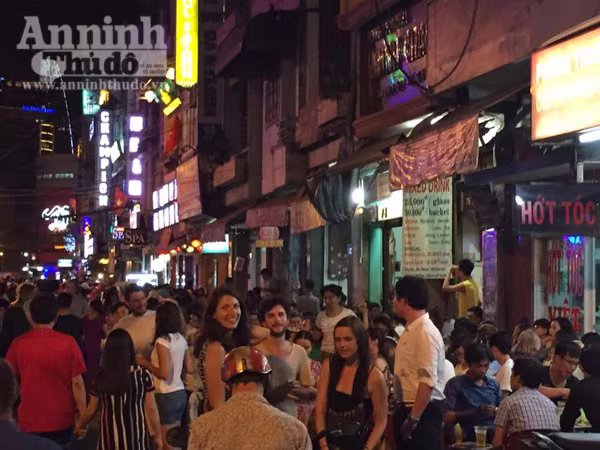 Không khí hân hoan chào đón năm mới 2016 trên khắp mọi miền Tổ quốc ảnh 38