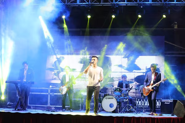 Không khí hân hoan chào đón năm mới 2016 trên khắp mọi miền Tổ quốc ảnh 37