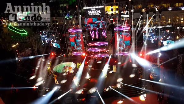 Không khí hân hoan chào đón năm mới 2016 trên khắp mọi miền Tổ quốc ảnh 50