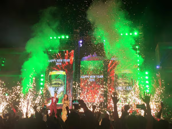 Không khí hân hoan chào đón năm mới 2016 trên khắp mọi miền Tổ quốc ảnh 19