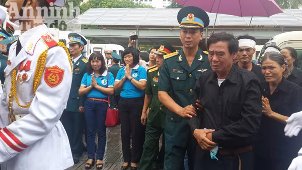 Xúc động tiễn biệt "đàn sếu trắng" CASA-212 số hiệu 8983 bay về trời xanh ảnh 21 Xúc động tiễn biệt "đàn sếu trắng" CASA-212 số hiệu 8983 bay về trời xanh ảnh 21