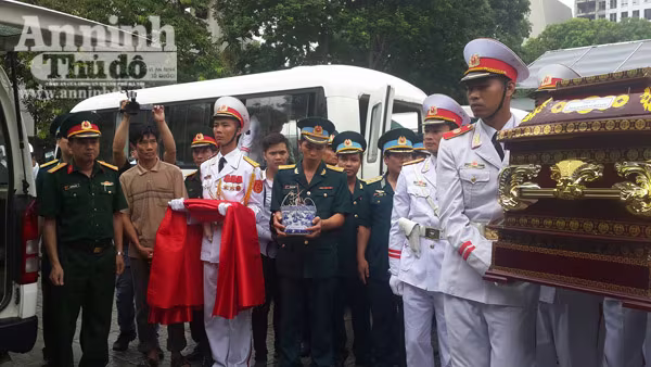 Xúc động tiễn biệt "đàn sếu trắng" CASA-212 số hiệu 8983 bay về trời xanh ảnh 17 Xúc động tiễn biệt "đàn sếu trắng" CASA-212 số hiệu 8983 bay về trời xanh ảnh 17