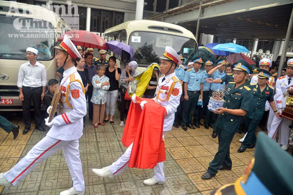 Xúc động tiễn biệt "đàn sếu trắng" CASA-212 số hiệu 8983 bay về trời xanh ảnh 2 Xúc động tiễn biệt "đàn sếu trắng" CASA-212 số hiệu 8983 bay về trời xanh ảnh 2