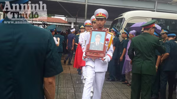 Xúc động tiễn biệt "đàn sếu trắng" CASA-212 số hiệu 8983 bay về trời xanh ảnh 14 Xúc động tiễn biệt "đàn sếu trắng" CASA-212 số hiệu 8983 bay về trời xanh ảnh 14