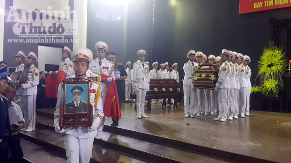 Xúc động tiễn biệt "đàn sếu trắng" CASA-212 số hiệu 8983 bay về trời xanh ảnh 25 Xúc động tiễn biệt "đàn sếu trắng" CASA-212 số hiệu 8983 bay về trời xanh ảnh 25