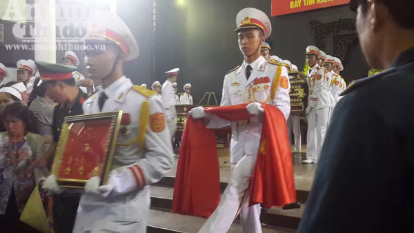 Xúc động tiễn biệt "đàn sếu trắng" CASA-212 số hiệu 8983 bay về trời xanh ảnh 24 Xúc động tiễn biệt "đàn sếu trắng" CASA-212 số hiệu 8983 bay về trời xanh ảnh 24