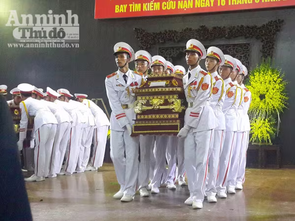 Xúc động tiễn biệt "đàn sếu trắng" CASA-212 số hiệu 8983 bay về trời xanh ảnh 23 Xúc động tiễn biệt "đàn sếu trắng" CASA-212 số hiệu 8983 bay về trời xanh ảnh 23