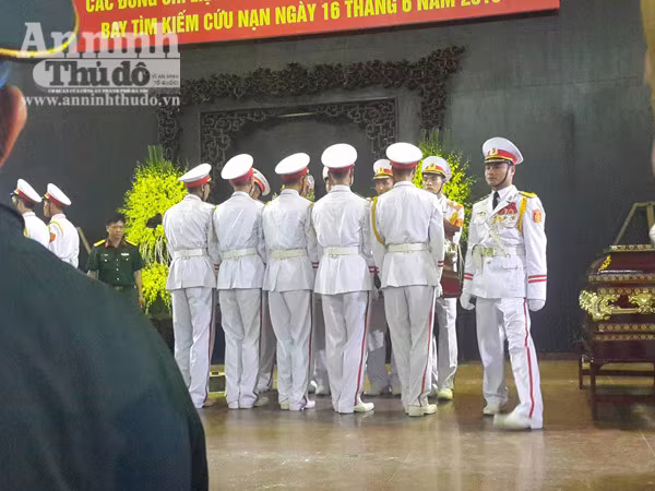 Xúc động tiễn biệt "đàn sếu trắng" CASA-212 số hiệu 8983 bay về trời xanh ảnh 22 Xúc động tiễn biệt "đàn sếu trắng" CASA-212 số hiệu 8983 bay về trời xanh ảnh 22