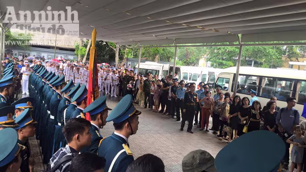 Xúc động tiễn biệt "đàn sếu trắng" CASA-212 số hiệu 8983 bay về trời xanh ảnh 27 Xúc động tiễn biệt "đàn sếu trắng" CASA-212 số hiệu 8983 bay về trời xanh ảnh 27