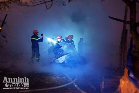 Cháy dữ dội 3 căn nhà 7 tầng tại phố Trần Thái Tông ảnh 10
