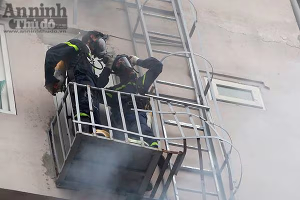 Cháy dữ dội 3 căn nhà 7 tầng tại phố Trần Thái Tông ảnh 15