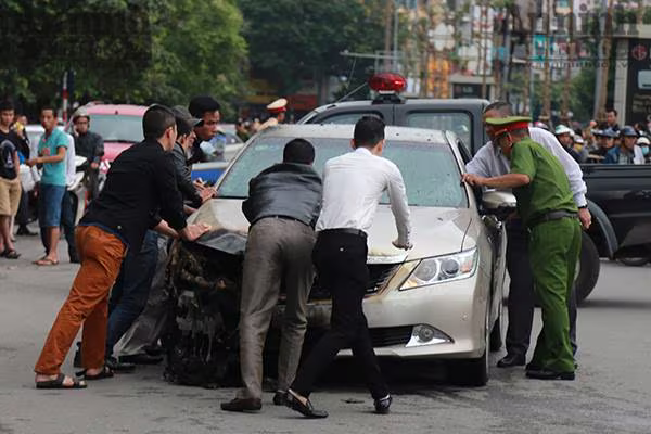 Cháy dữ dội 3 căn nhà 7 tầng tại phố Trần Thái Tông ảnh 12