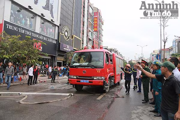 Cháy dữ dội 3 căn nhà 7 tầng tại phố Trần Thái Tông ảnh 13