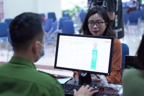 Để phục vụ tốt nhất nhu cầu cấp CCCD cho người dân, Công an phường Trung Văn bố trí cho người dân được sắp xếp theo số thứ tự tương ứng với từng khung giờ cụ thể để người dân thuận tiện sắp xếp công việc đi làm CCCD mà không phải tốn quá nhiều thời gian chờ đợi.