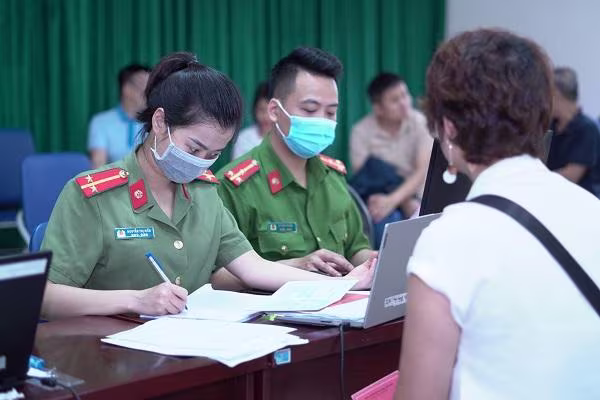 Trước đó, lực lượng Công an phường Trung Văn xuống tận nhà dân, tuyên truyền và phát tờ hướng dẫn kê khai thông tin. Nhiều trường hợp gia đình trong diện cấp CCCD còn được gọi điện thông báo trực tiếp đến làm thủ tục.