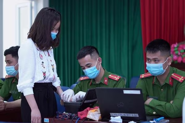 Trên tiêu chí phục vụ người dân đến cuối cùng, các chiến sỹ CAP Trung Văn đã phải nhiều đêm thức trắng để phục vụ người dân