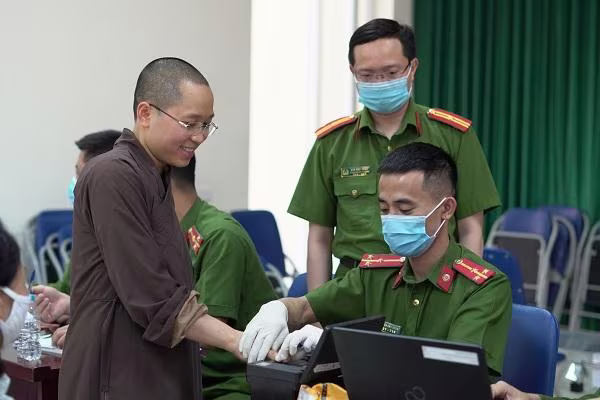 Ngay từ 6h sáng, Tổ cảnh sát khu vực, Công an phường Trung Văn, quận Nam Từ Liêm, Hà Nội tiến hành làm thủ tục cấp thẻ CCCD lưu động. Tổ công tác hoạt động xuyên suốt đến 24 giờ tất cả các ngày trong tuần, kể cả thứ Bảy, Chủ nhật