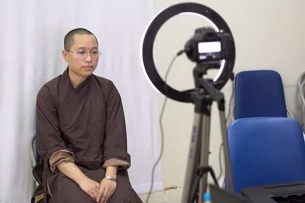 Mặc dù rất đông người dân đăng ký làm thẻ căn cước công dân nhưng nhờ thủ tục nhanh gọn, tận tình của các cán bộ công an, đa số người dân đều bày tỏ sự hài lòng.