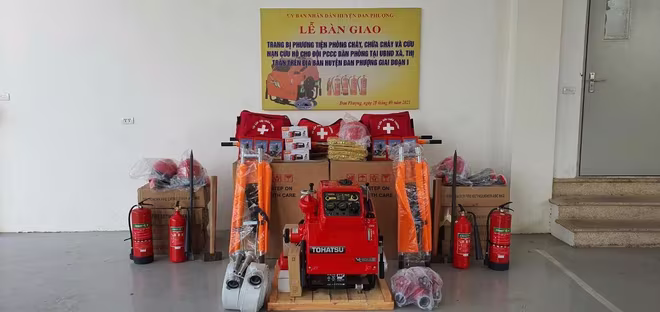 Trang thiết bị này giúp cho đội PCCC cơ sở có khả năng xử lý các sự cố cháy, nổ ngay từ ban đầu tại khu vực đông dân cư trong các ngõ nhỏ, sâu, hẹp đặc trưng của huyện. Trang thiết bị này giúp cho đội PCCC cơ sở có khả năng xử lý các sự cố cháy, nổ ngay từ ban đầu tại khu vực đông dân cư trong các ngõ nhỏ, sâu, hẹp đặc trưng của huyện.