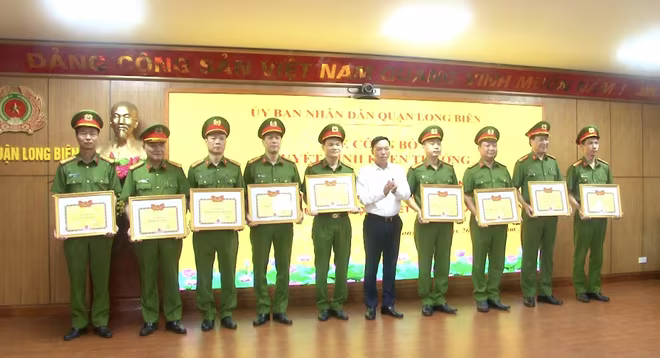 Ông Nguyễn Mạnh Hà, Phó Bí thư quận ủy, Chủ tịch UBND quận Long Biên trao thưởng cho các tập thể, cá nhân tham gia điều tra vụ án Ông Nguyễn Mạnh Hà, Phó Bí thư quận ủy, Chủ tịch UBND quận Long Biên trao thưởng cho các tập thể, cá nhân tham gia điều tra vụ án
