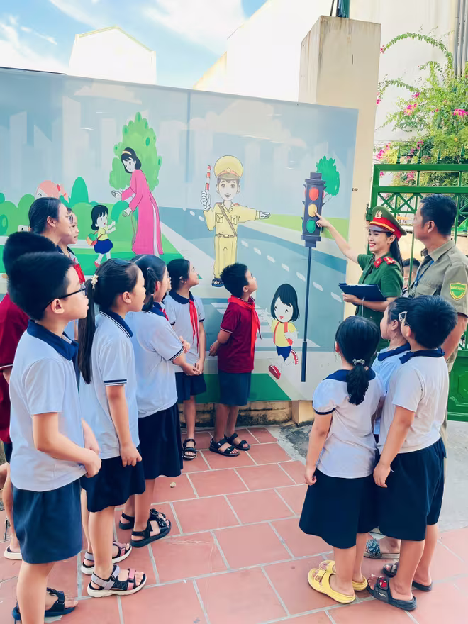 Một buổi xuống địa bàn tuyên truyền Luật Giao thông của Đại uý Nguyễn Thuỳ Linh Một buổi xuống địa bàn tuyên truyền Luật Giao thông của Đại uý Nguyễn Thuỳ Linh