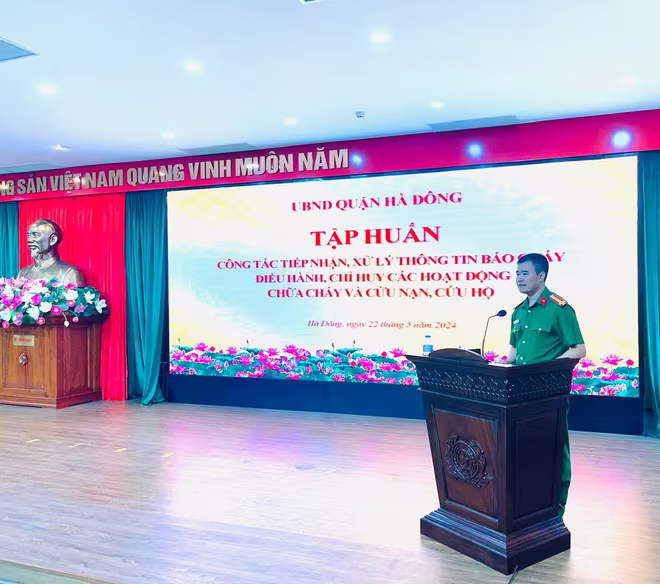 Đại tá Nguyễn Ngọc Quyền - Trưởng Công an quận Hà Đông phát biểu tại buổi tập huấn Đại tá Nguyễn Ngọc Quyền - Trưởng Công an quận Hà Đông phát biểu tại buổi tập huấn