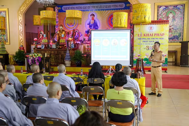 CSGT hướng dẫn các quy định về an toàn giao thông tại chùa Trung Hậu CSGT hướng dẫn các quy định về an toàn giao thông tại chùa Trung Hậu