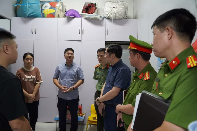 Đoàn công tác của CATP Hà Nội do Đại tá Dương Đức Hải, Phó Giám đốc CATP làm Trưởng đoàn, kiểm tra cơ sở cho thuê trọ số 10, ngõ 94 Hồ Tùng Mậu, phường Mai Dịch Đoàn công tác của CATP Hà Nội do Đại tá Dương Đức Hải, Phó Giám đốc CATP làm Trưởng đoàn, kiểm tra cơ sở cho thuê trọ số 10, ngõ 94 Hồ Tùng Mậu, phường Mai Dịch