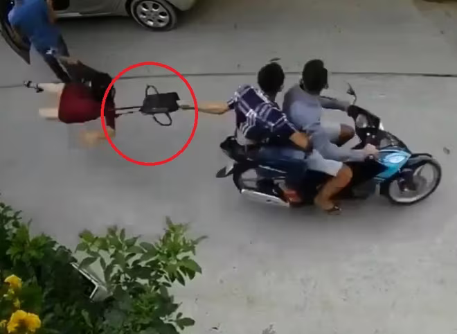 Phụ nữ ăn mặc sang trọng luôn là &quot;con mồi&quot; mà các đối tượng cướp giật tài sản nhắm đến