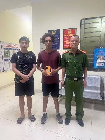 Ông Mohamed Yakout nhận lại tài sản tại Công an phường Ông Mohamed Yakout nhận lại tài sản tại Công an phường