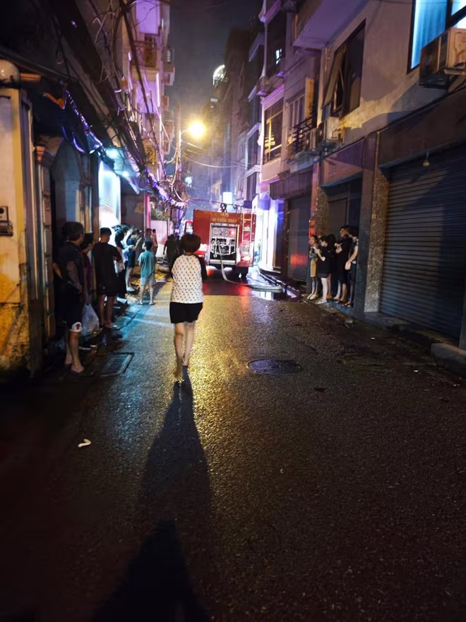 Lực lượng cứu hoả nhanh chóng đến hiện trường Lực lượng cứu hoả nhanh chóng đến hiện trường