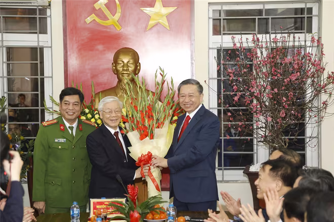 Chuyến thăm gửi gắm nhiều niềm tin của Tổng Bí thư Nguyễn Phú Trọng đến lực lượng Công an nhân dân Chuyến thăm gửi gắm nhiều niềm tin của Tổng Bí thư Nguyễn Phú Trọng đến lực lượng Công an nhân dân