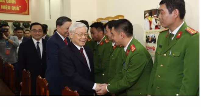 Tổng Bí thư căn dặn, bắt tay động viên từng cán bộ chiến sỹ Công an quận Ba Đình Tổng Bí thư căn dặn, bắt tay động viên từng cán bộ chiến sỹ Công an quận Ba Đình