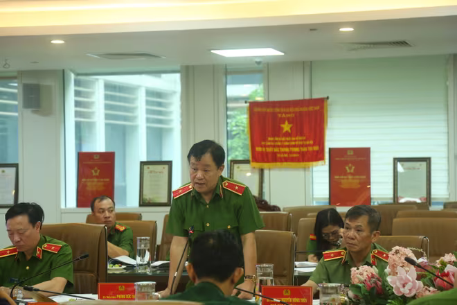 Thiếu tướng Phùng Đức Thắng, Phó Cục trưởng Cục Cảnh sát Quản lý hành chính về trật tự xã hội phát biểu tại Hội nghị. Thiếu tướng Phùng Đức Thắng, Phó Cục trưởng Cục Cảnh sát Quản lý hành chính về trật tự xã hội phát biểu tại Hội nghị.