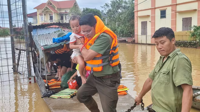 Công an huyện Sóc Sơn hỗ trợ người dân Xóm Mom sơ tán khỏi vùng nguy hiểm Công an huyện Sóc Sơn hỗ trợ người dân Xóm Mom sơ tán khỏi vùng nguy hiểm