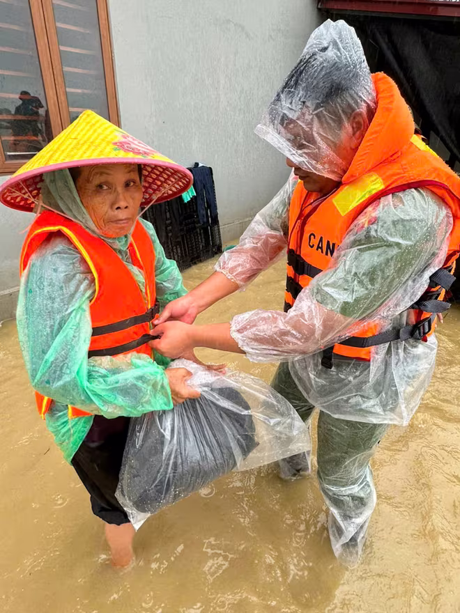 Công an huyện Sóc Sơn hỗ trợ đưa người già ra khỏi vùng nguy hiểm Công an huyện Sóc Sơn hỗ trợ đưa người già ra khỏi vùng nguy hiểm