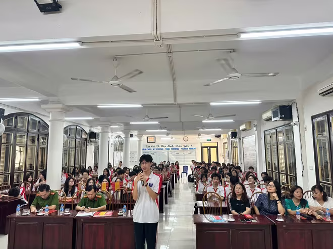 Những thắc mắc của các em học sinh được giải đáp ngay tại buổi tuyên truyền Những thắc mắc của các em học sinh được giải đáp ngay tại buổi tuyên truyền