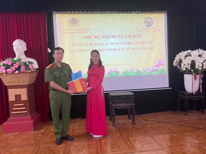 Công an quận Ba Đình gửi tờ rơi tuyên truyền đến Ban Giám hiệu các trường Công an quận Ba Đình gửi tờ rơi tuyên truyền đến Ban Giám hiệu các trường