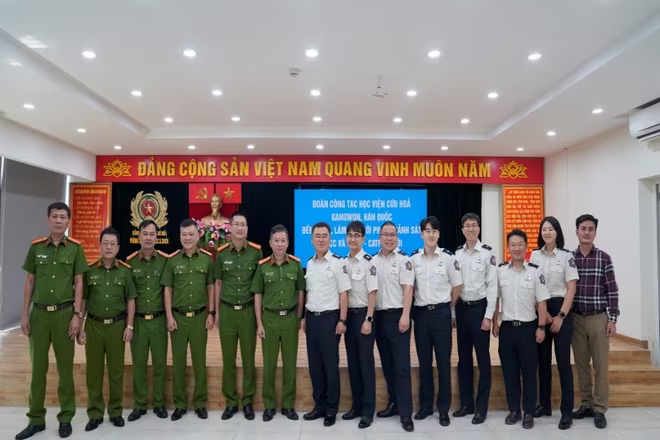 Lãnh đạo, chỉ huy Phòng Cảnh sát PCCC&amp;CNCH chụp ảnh lưu niệm cùng Đoàn công tác Học viện cứu hoả Gangwon Hàn Quốc.