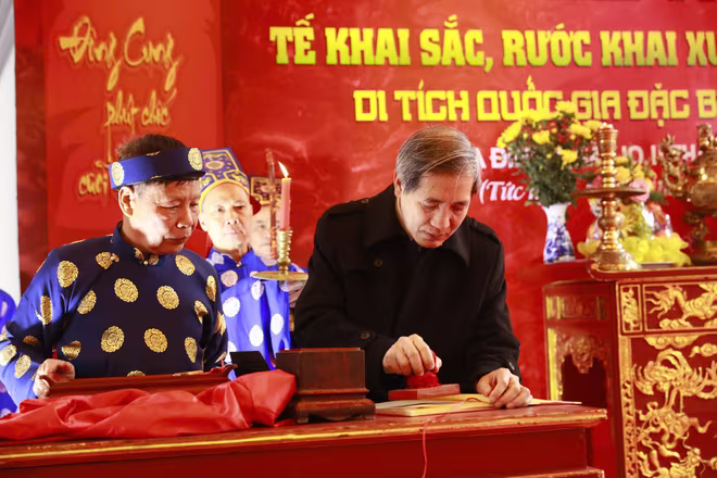 Bí thư Quận ủy Ba Đình Hoàng Minh Dũng Tiến thực hiện nghi thức khai ấn Bí thư Quận ủy Ba Đình Hoàng Minh Dũng Tiến thực hiện nghi thức khai ấn