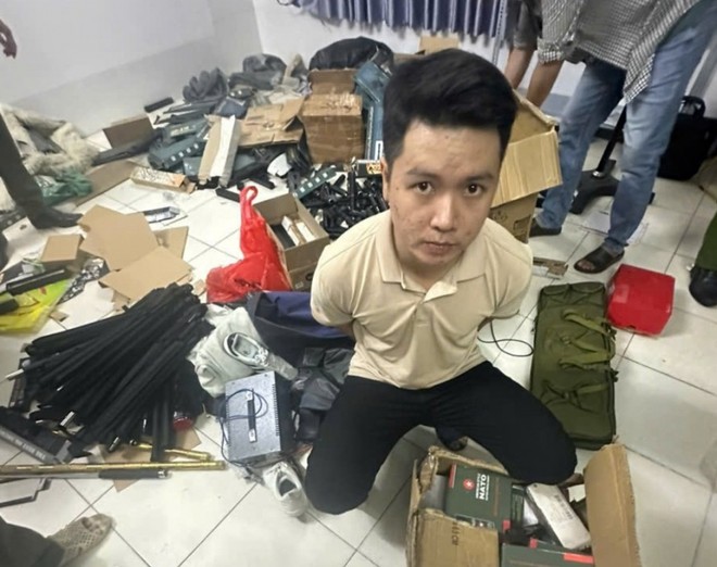 Huỳnh Trọng Hiệp, một trong những đối tượng cầm đầu đường dây chuyên làm và tiêu thụ giấy tờ giả bị cơ quan công an bắt giữ