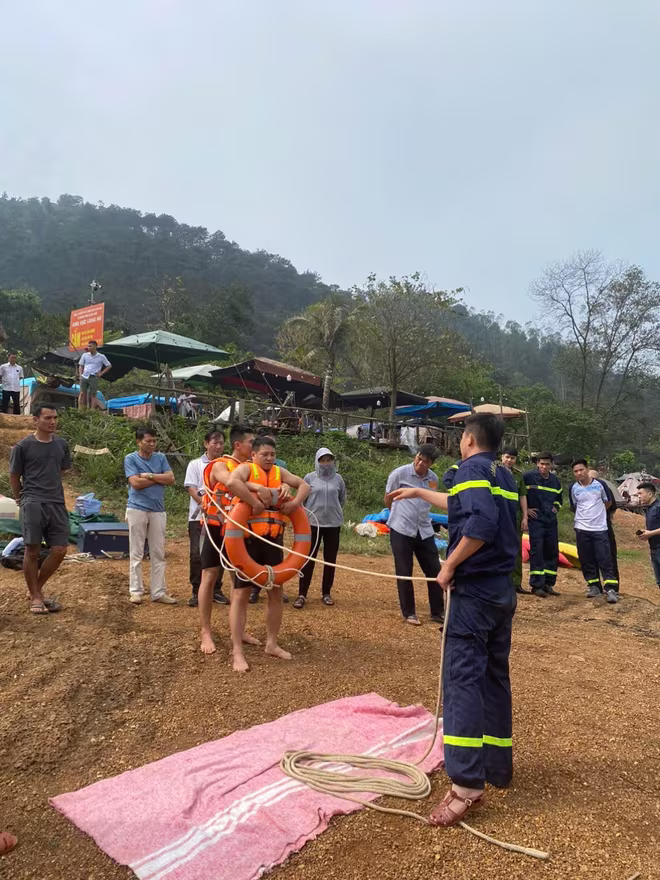 Chủ cơ sở nhà hàng được tập huấn phòng chống đuối nước