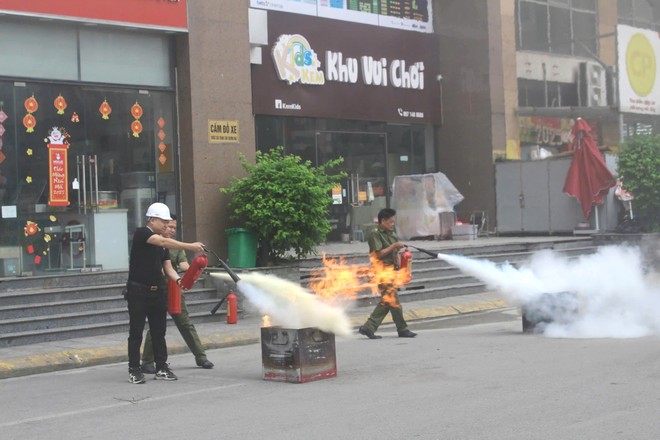 Người dân xã Tân Lập, huyện Đan Phượng thực hành sử dụng các thiết bị chữa cháy