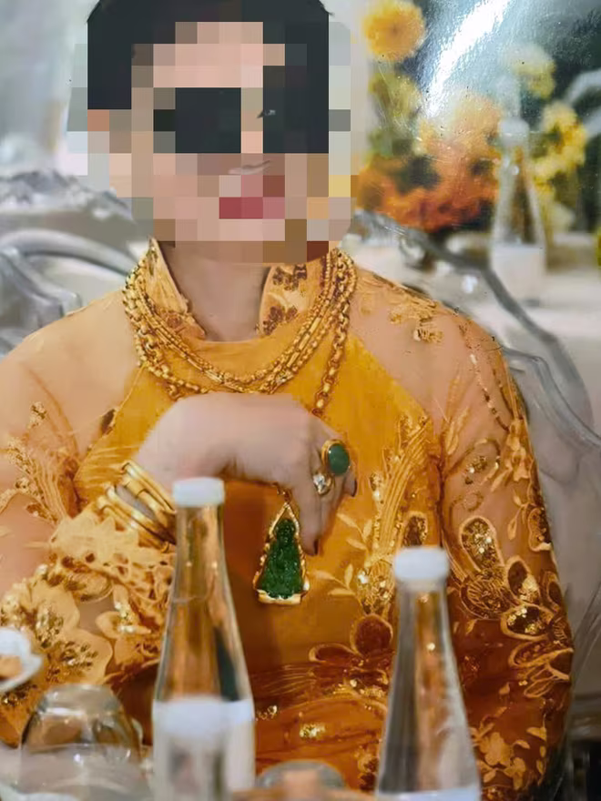 Thói quen đeo quá nhiều vàng, đá quý trên người vô hình trung tạo điều kiện cho tội phạm cướp tài sản Thói quen đeo quá nhiều vàng, đá quý trên người vô hình trung tạo điều kiện cho tội phạm cướp tài sản