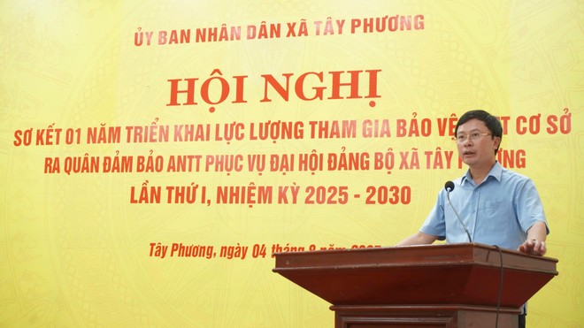Ông Nguyễn Minh Hồng - Bí thư Đảng uỷ, Chủ tịch HĐND xã Tây Phương phát biểu tại hội nghị