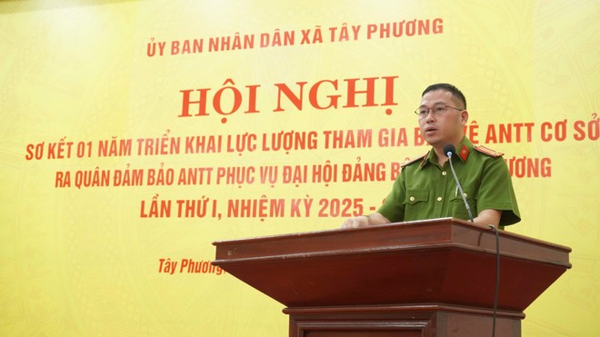 Trung tá Phạm Hồng Quân, Trưởng Công an xã Tây Phương phát biểu tại hội nghị