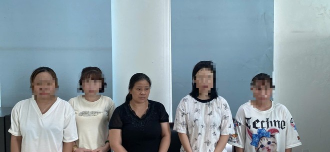 Nhóm các đối tượng môi giới mại dâm bị Công an xã Vân Đình triệt phá