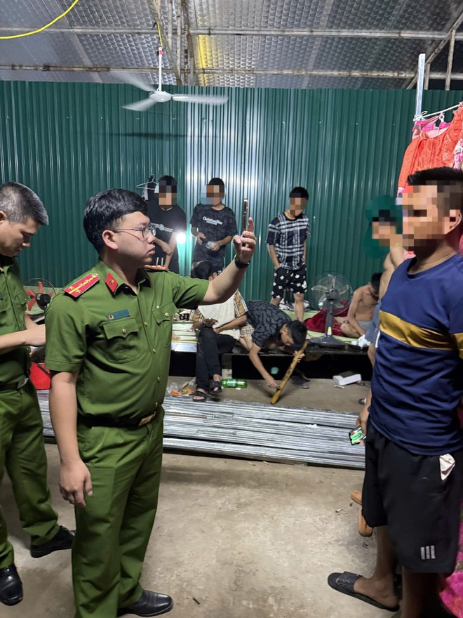 Lưu giữ hình ảnh người tạm cư tại các lán trại xây dựng...
