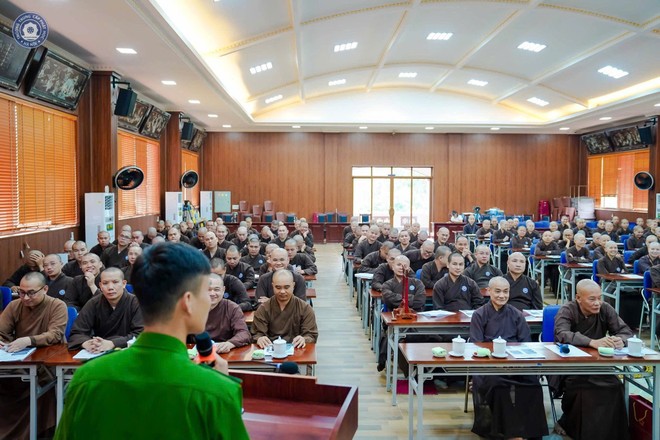 Buổi tuyên truyền đã trang bị cho các tăng ni, phật tử những kiến thức, kỹ năng cần thiết về PCCC, CNCH và TTATGT